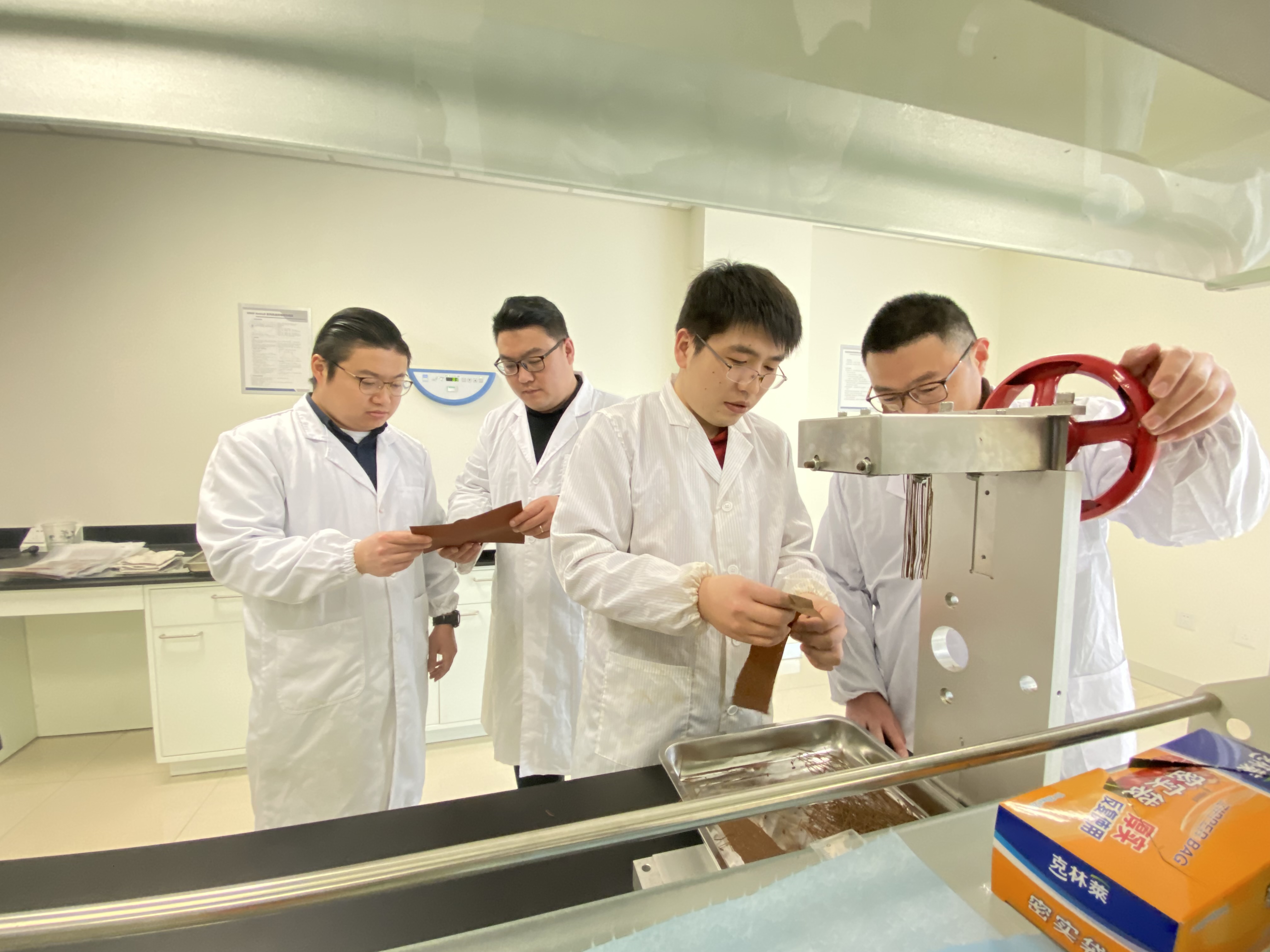 工作照2.jpg 工作照2.jpg