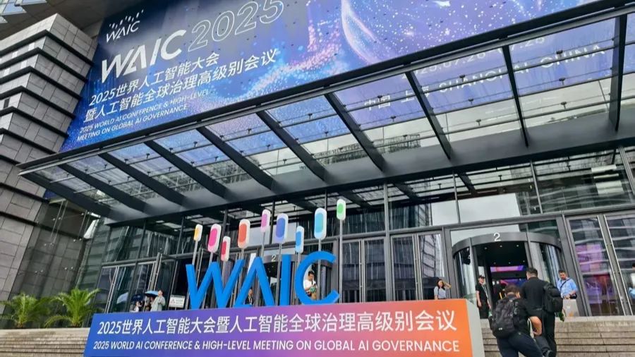 丘成桐给AI出了多道数学题，上海四大模型现场解答，结果……