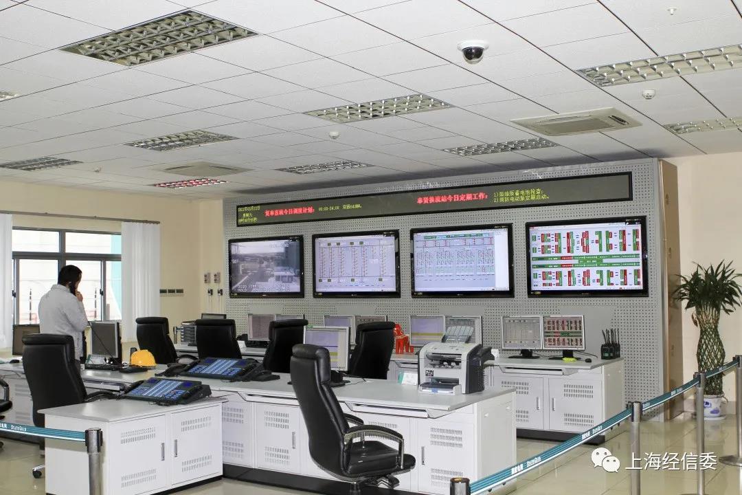 主控楼,阀厅及换流变是换流站的命脉,向明培作为项目执行经理,决心以