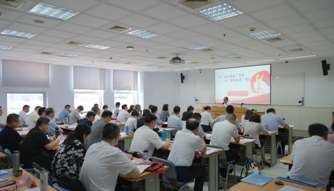 市经信工作党委书记为系统新提拔的处级干部讲授深入贯彻中央八项规定精神学习教育专题党课