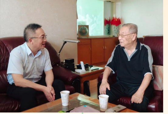 盛夏慰桑榆 情暖在经信——市经信党政领导带队走访慰问系统离退休干部